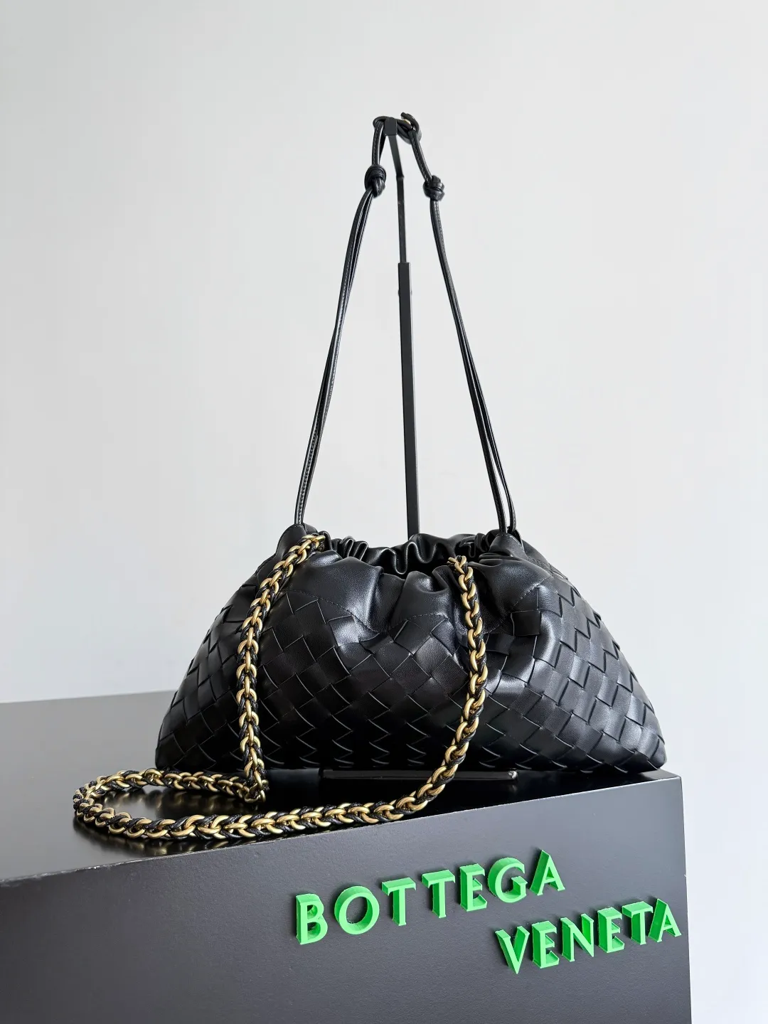 Batch 1680 BOTTEGA VENETA 2025 new women's Dustbag Notte clutch. Dustbag, which has been very popular since its launch, has a chain clause! ! The hand-carrying method is reminiscent of the classic bag type Pouch , light and elegant, the reserved drawstring design allows the bag to be used as an armpit bag, and the chain is longer, which is very suitable for sisters who like to free their hands and carry cross-body backpacks. No matter which way you carry it, you can change the back according to the occasion and your mood that day. It can make the overall outfit more fashionable🪄🪄The body of the bag has also been widened. It is the rainy season and the weather is hot. The bag can easily accommodate a small umbrella and water bottle. The lining is made of nylon, which is light and comfortable to carry, and is very suitable for summer use. Style number: 839394 Size: 33*19*8cm